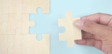 Elindeki yapbozu bağlıyorum. İş çözümleri başarı ve strateji kavramı