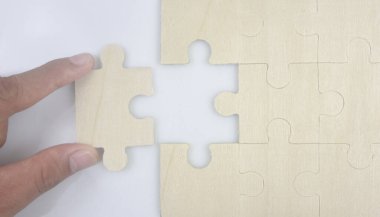 Elindeki yapbozu bağlıyorum. İş çözümleri başarı ve strateji kavramı