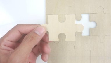 Elindeki yapbozu bağlıyorum. İş çözümleri başarı ve strateji kavramı