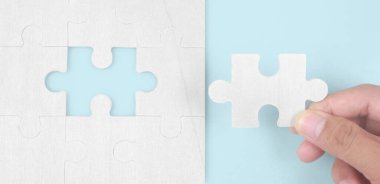 Elindeki yapbozu bağlıyorum. İş çözümleri başarı ve strateji kavramı