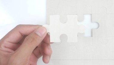 Elindeki yapbozu bağlıyorum. İş çözümleri başarı ve strateji kavramı