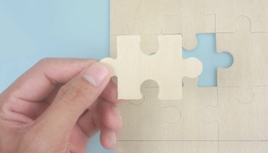 Elindeki yapbozu bağlıyorum. İş çözümleri başarı ve strateji kavramı