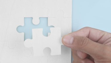 Elindeki yapbozu bağlıyorum. İş çözümleri başarı ve strateji kavramı