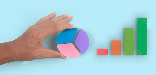 Peça Conexão Negócios Gráfico Torta Multicolorido Uma Mão — Fotografia de Stock
