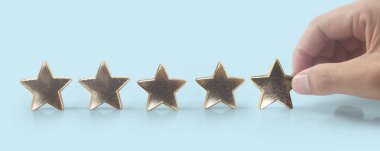 İnsan eliyle yükselen beş yıldızda artış, değerlendirme sınıflandırma konseptini artırma