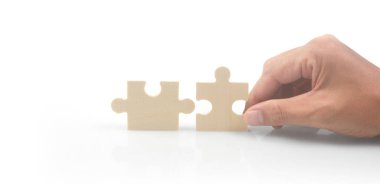 Eldeki yapbozu bağlıyorum. İş çözümleri başarı ve strateji kavramı