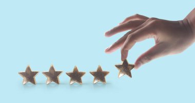 İnsan eliyle yükselen beş yıldızda artış, değerlendirme sınıflandırma konseptini artırma