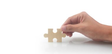 Eldeki yapbozu bağlıyorum. İş çözümleri başarı ve strateji kavramı