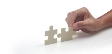 Eldeki yapbozu bağlıyorum. İş çözümleri başarı ve strateji kavramı