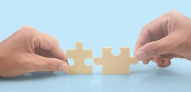 Eldeki yapbozu bağlıyorum. İş çözümleri başarı ve strateji kavramı