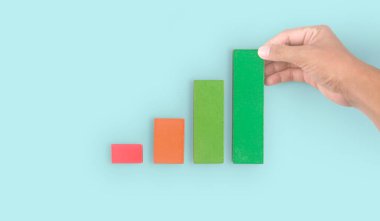 Çoklu ahşap çizelgeyi birleştirme işi bir elde basamakları engelliyor