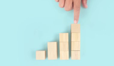 Çoklu ahşap çizelgeyi birleştirme işi bir elde basamakları engelliyor