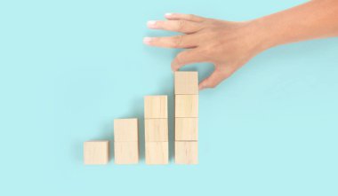 Çoklu ahşap çizelgeyi birleştirme işi bir elde basamakları engelliyor