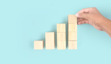 Çoklu ahşap çizelgeyi birleştirme işi bir elde basamakları engelliyor