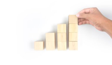 Çoklu ahşap çizelgeyi birleştirme işi bir elde basamakları engelliyor