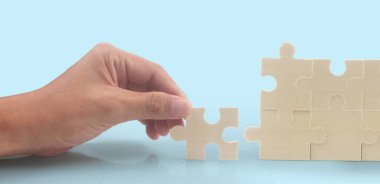 Yapbozu bağlıyorum. İş çözümleri başarı ve strateji kavramı