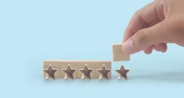 Giriş ifadeleri ve bilgi grafiği için kopyalama alanı olan tahta küpler