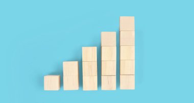 Tahta bloklar, kopyalama alanı olan basamaklar. İş büyüme süreci