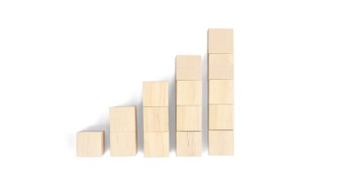 Tahta bloklar, kopyalama alanı olan basamaklar. İş büyüme süreci