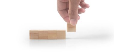 Elle yerleştirilen tahta küp blokları ve eylem planı