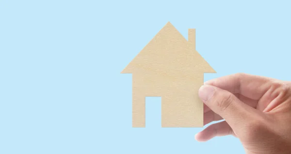 Mãos Segurando Casa Papel Casa Família Proteger Conceito Seguro — Fotografia de Stock