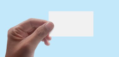 Sanal kartı tutarken kapat. Eldeki kredi kartı izole edildi