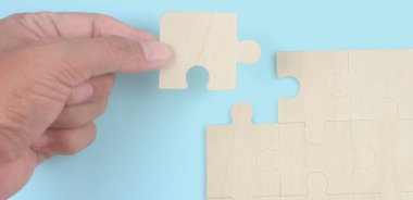 Yapbozu bağlıyorum. İş çözümleri başarı ve strateji kavramı