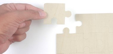 Yapbozu bağlıyorum. İş çözümleri başarı ve strateji kavramı