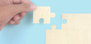 Yapbozu bağlıyorum. İş çözümleri başarı ve strateji kavramı