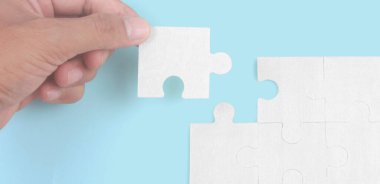 Yapbozu bağlıyorum. İş çözümleri başarı ve strateji kavramı