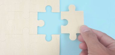 Yapbozu bağlıyorum. İş çözümleri başarı ve strateji kavramı