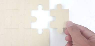 Yapbozu bağlıyorum. İş çözümleri başarı ve strateji kavramı