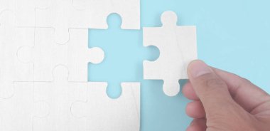 Yapbozu bağlıyorum. İş çözümleri başarı ve strateji kavramı