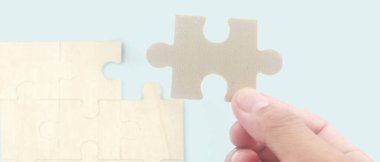 Yapbozu bağlıyorum. İş çözümleri başarı ve strateji kavramı