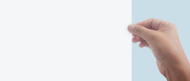 Bir mektup kağıdı için elleri boş tutuyordu.