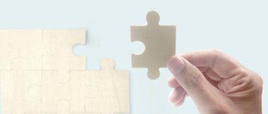 Yapbozu bağlıyorum. İş çözümleri başarı ve strateji kavramı