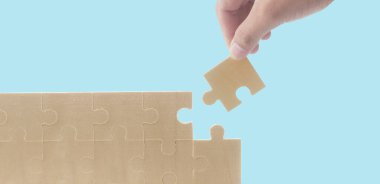 Yapbozu bağlıyorum. İş çözümleri başarı ve strateji kavramı