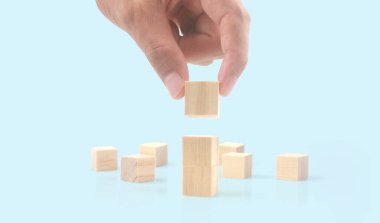 Giriş ifadeleri ve bilgi grafiği için kopyalama alanı olan tahta küpler