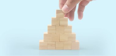 Giriş ifadeleri ve bilgi grafiği için kopyalama alanı olan tahta küpler