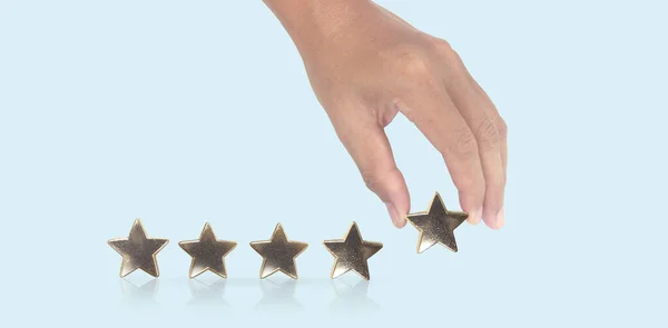人間の手で5つ星を増加させ 評価を上げる — ストック写真