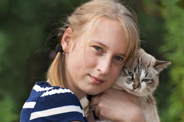 Chica con gato — Foto de Stock