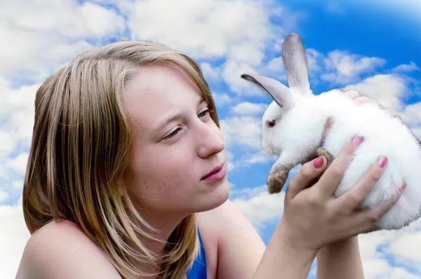 Dziewczyna trzyma biały mały królik — Zdjęcie stockowe