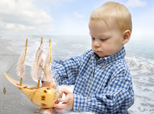 Pequeño capitán con el barco — Foto de Stock