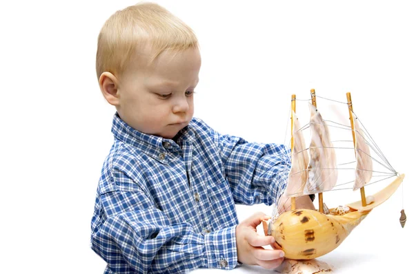 Kleine kapitein met het schip — Stockfoto