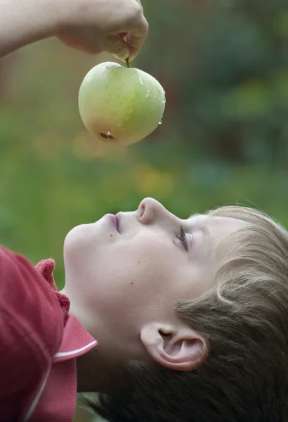 リンゴを持つ少年 — ストック写真