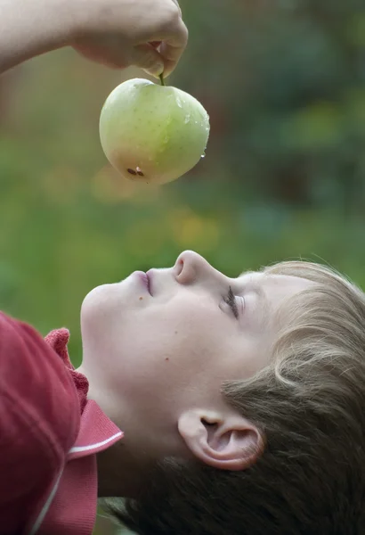 Jongen met een appel — Stockfoto