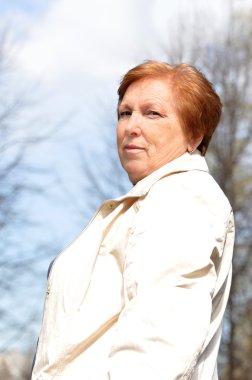 yaşlı kadın parkta yürüyor