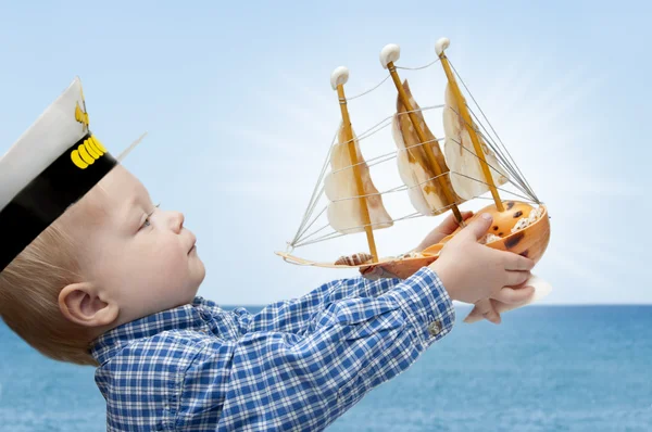 Small captain with the ship — Stock Photo, Image