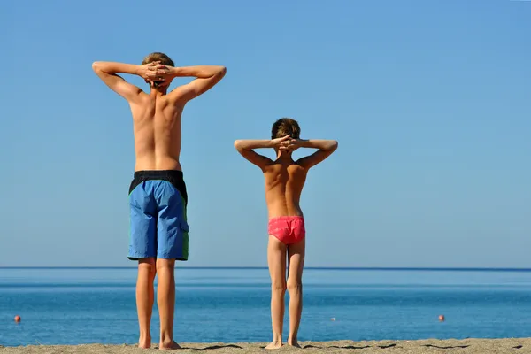 Dwóch chłopców na wakacje nad morzem. — Zdjęcie stockowe