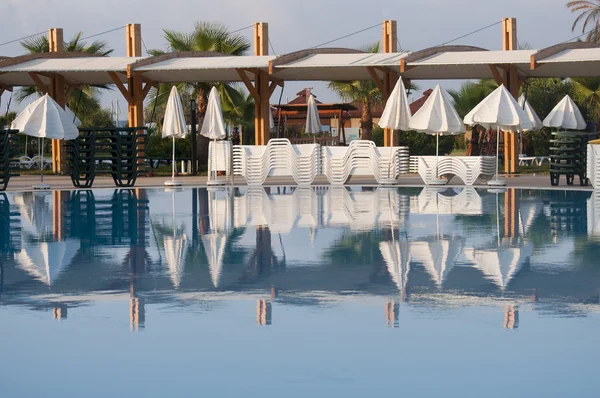 Piscina em um hotel — Fotografia de Stock